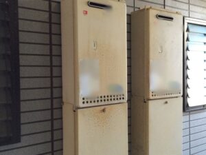 給湯器のサビ汚れ|宇美町アパート現地調査