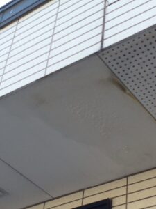 軒天の雨染み|宇美町アパート劣化調査