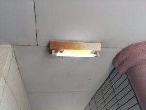 照明器具のサビ|宇美町アパート共用部の劣化