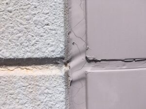 糟屋郡の建物 外壁目地のシーリングに劣化やひび割れが見られる状態
