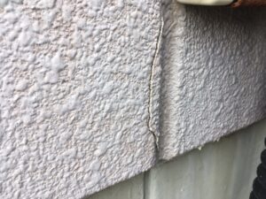糟屋郡の建物 外壁の出隅部分にひび割れが見られる状態