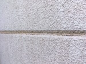糟屋郡の建物 外壁の横目地に細かなひび割れが発生している状態